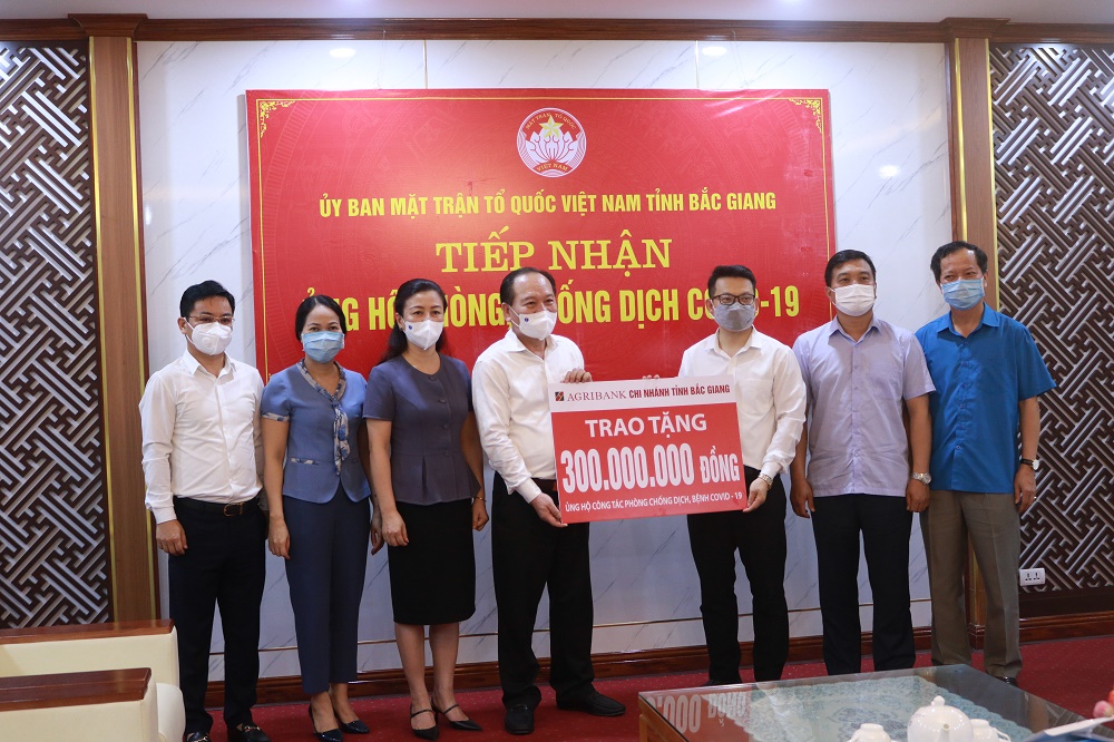 Phó Bí thư Thường trực Tỉnh ủy Lê Thị Thu Hồng cùng lãnh đạo Ủy ban MTTQ tỉnh tiếp nhận ủng hộ...